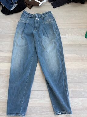 Closed Light Blue Denim Jeans with Contrast Stitching